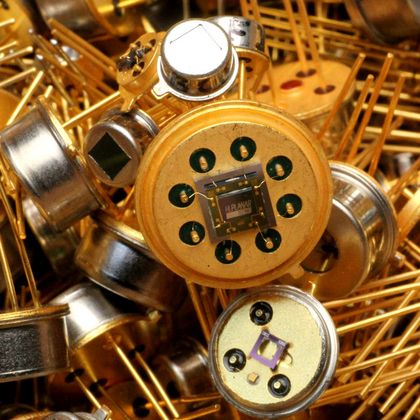 Elektroniska komponenter med guldpläterade eller försilvrade kontakter, transistorer, kristaller, olika komponenter