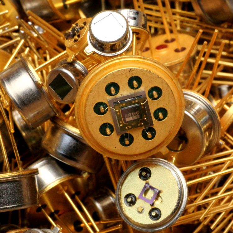 Elektroniska komponenter med guldpläterade eller försilvrade kontakter, transistorer, kristaller, olika komponenter