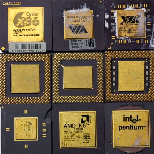 CPU processor keramik Goldcup. Datorprocessorer med guldpläterade kontakter och fastsatta guldlock