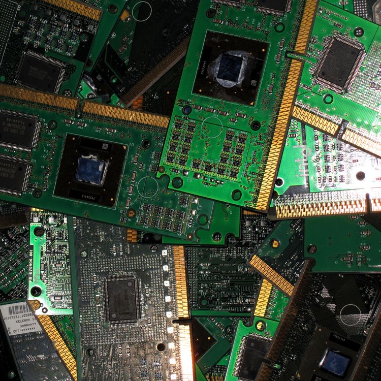 CPU-processorplats / PCB-bas. Kretskort från datorprocessor som Pentium 4 med guldpläterade kontakter. Utan kylfläns, fläkt eller plasthölje