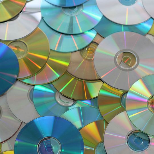 Gamla optiska databärare eller masslagringsenheter som CD, DVD, Blu-Ray