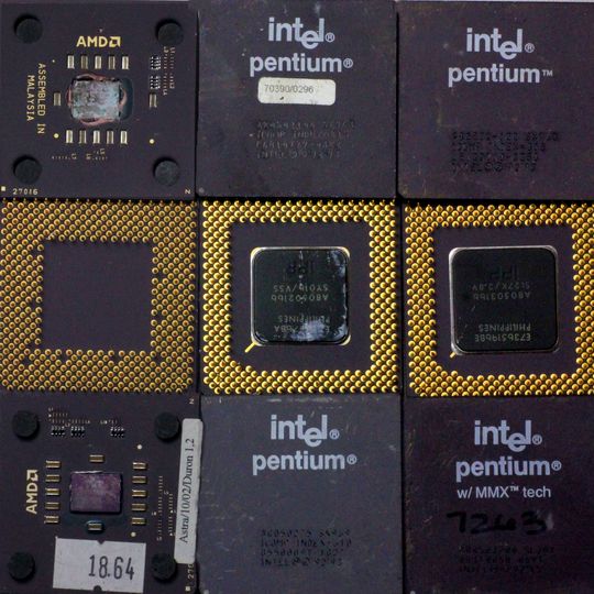 CPU-processor keramiska datorprocessorer från Intel / AMD med guldpläterade kontakter. Kylflänsar har tagits bort.