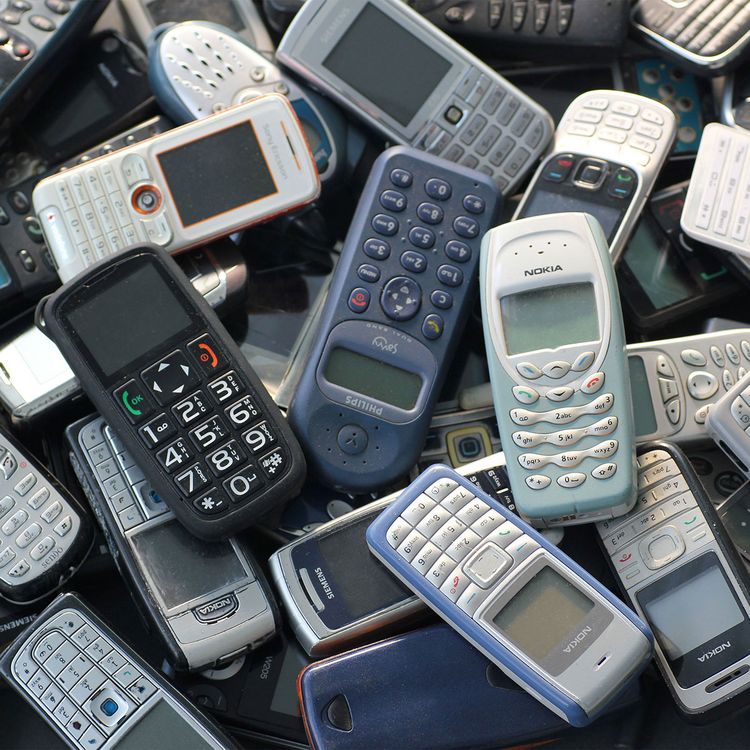 Kompletta mobiltelefoner som inte har tagits isär, utan batterier (inga vanliga trådlösa telefoner)