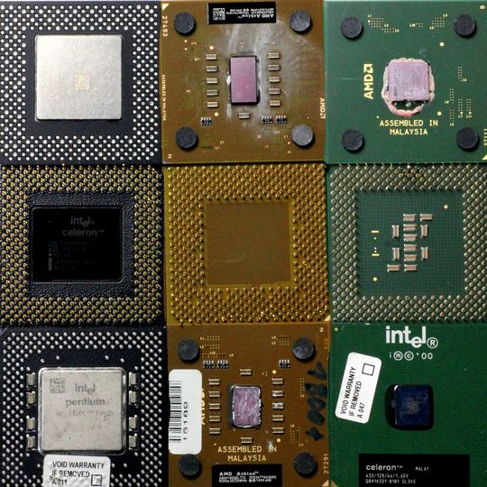CPU-processor plast. Datorprocessorer med guldpläterade kontakter. Utan kylflänsar eller kylplattor